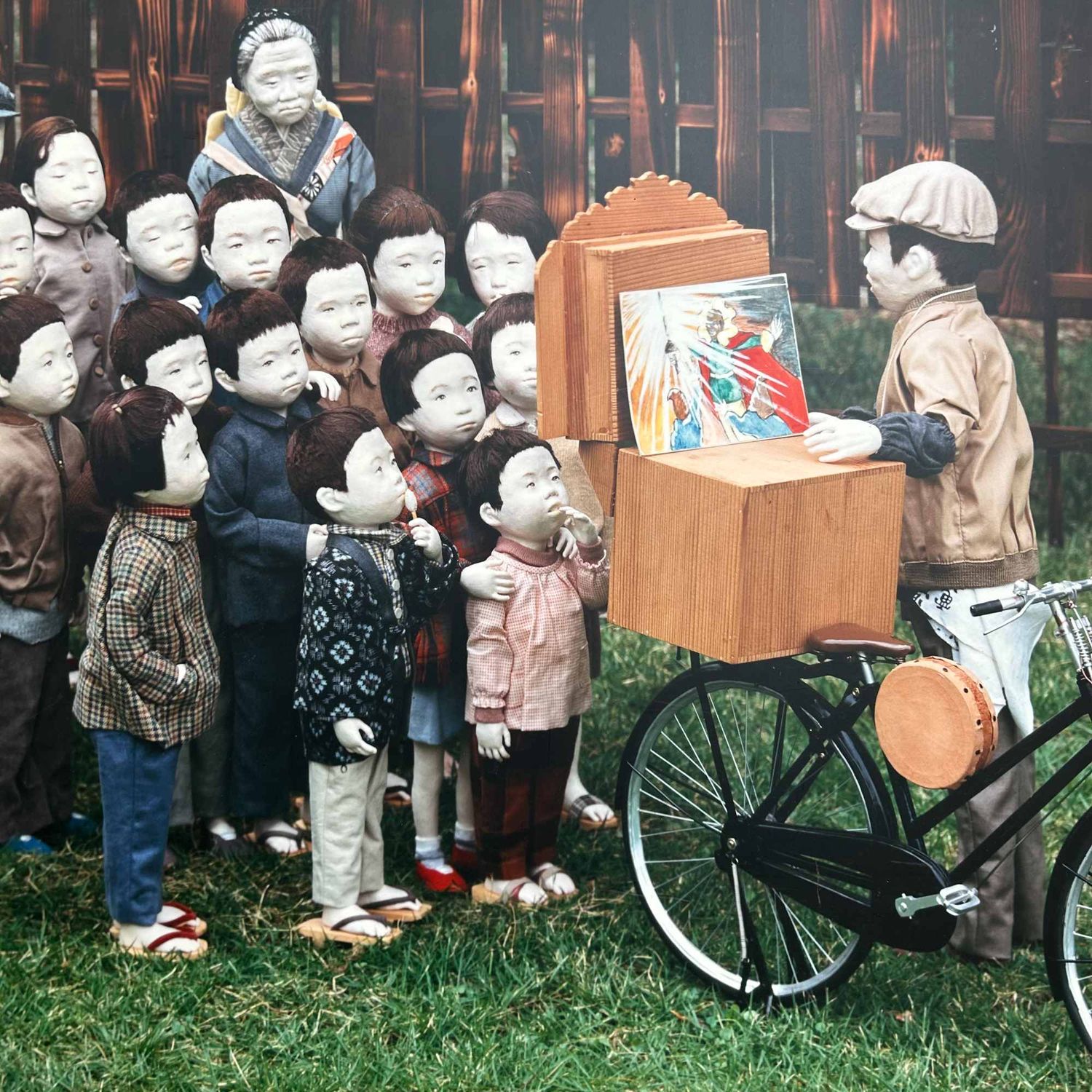 Tentoonstellingsfoto '​Children of the Showa Era', Michiko Ishii & Hajime Inoue, Japan.
