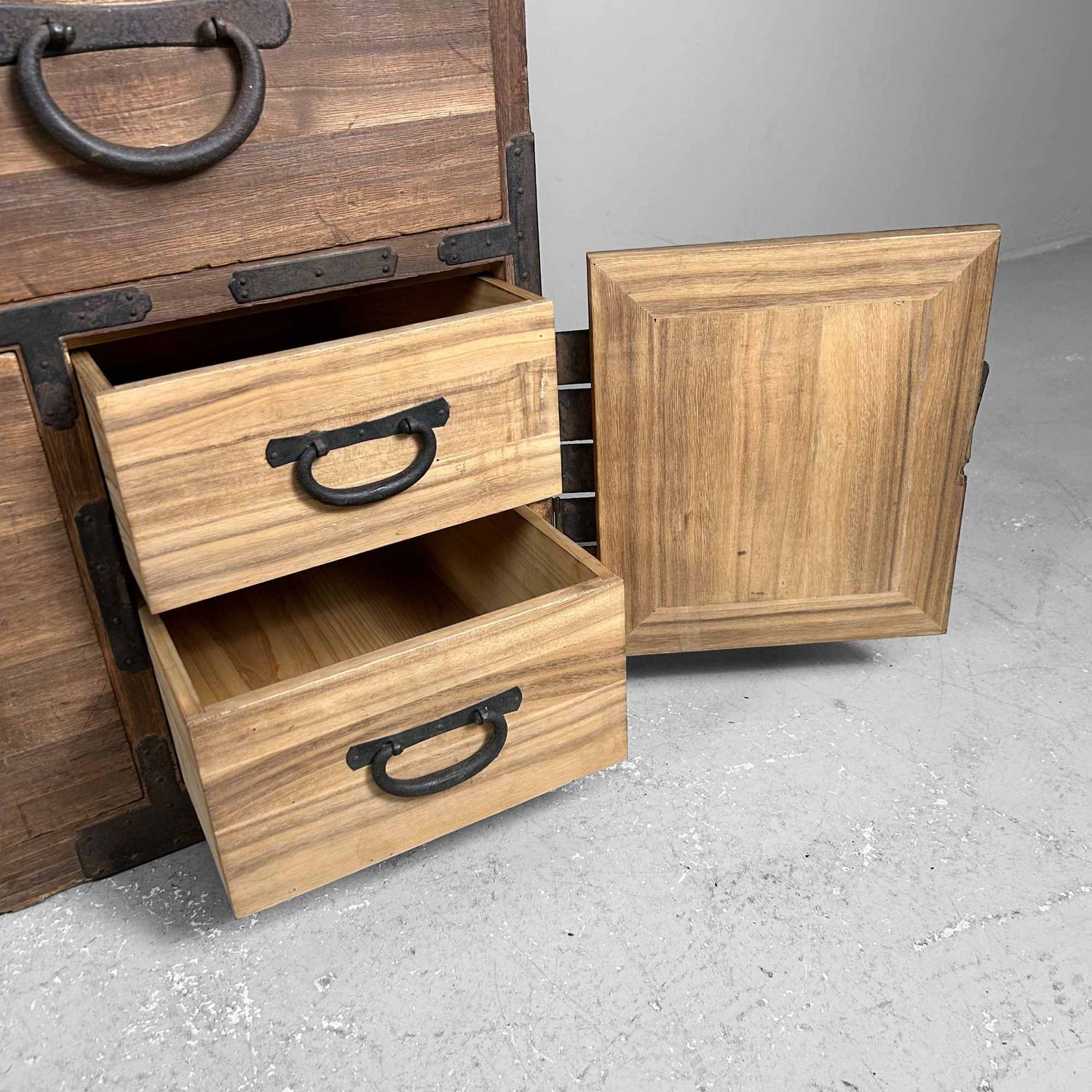 Kannon Biraki Isho Tansu, Traditionele Kledingkast, Meiji-periode, Japan.