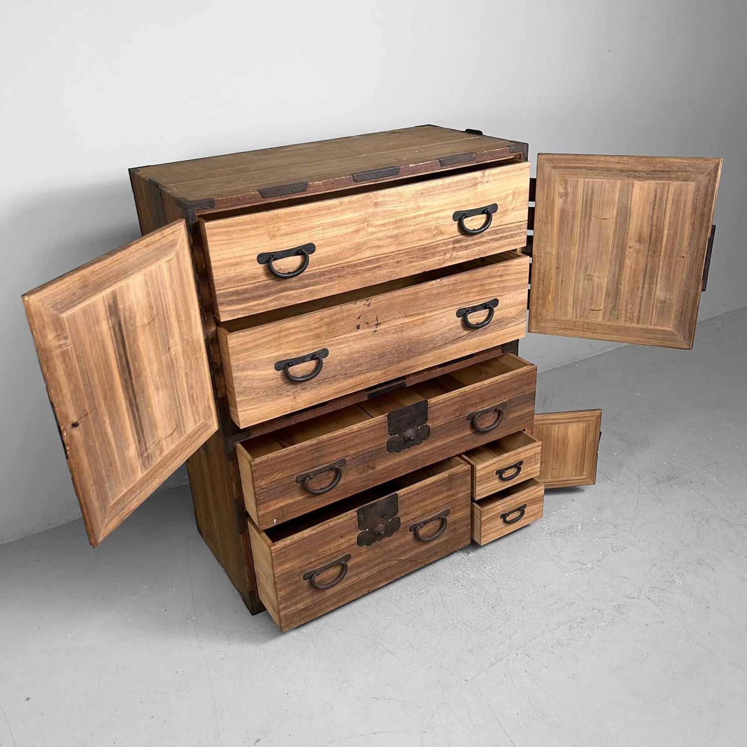 Kannon Biraki Isho Tansu, Traditionele Kledingkast, Meiji-periode, Japan.