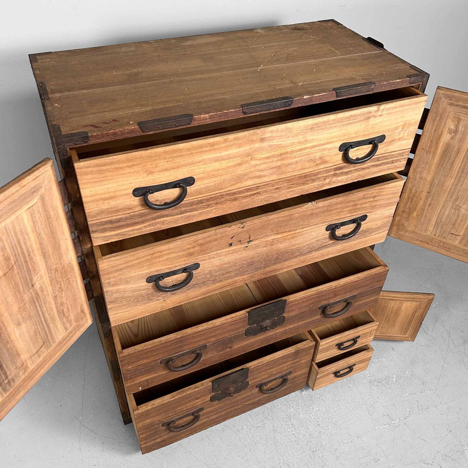 Kannon Biraki Isho Tansu, Traditionele Kledingkast, Meiji-periode, Japan.