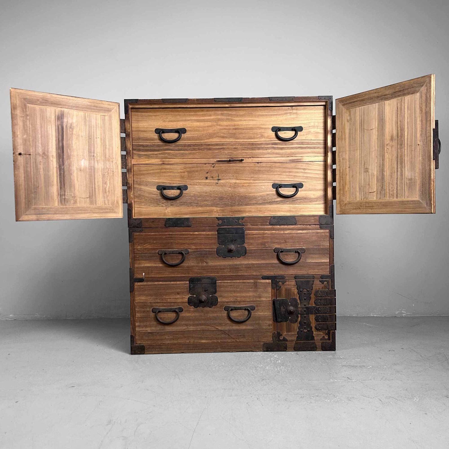 Kannon Biraki Isho Tansu, Traditionele Kledingkast, Meiji-periode, Japan.