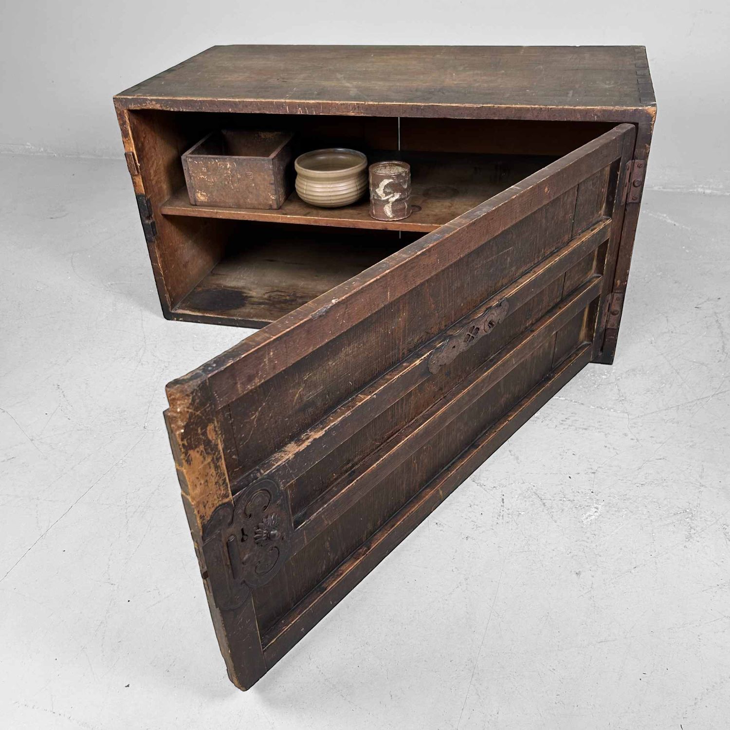Ko-dansu (小箪笥), Low Drawer Chest, Meiji Period, Japan.