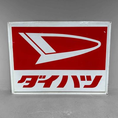 Groot Metalen 'Daihatsu' Reclamebord, Shōwa periode, Japan.