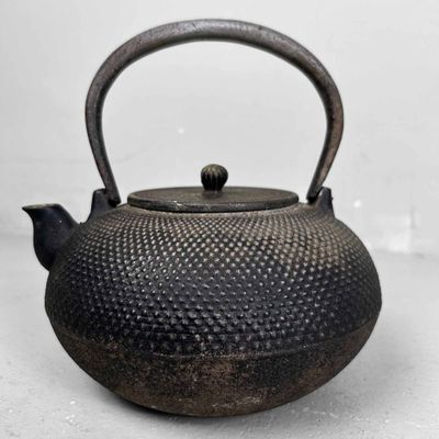 Antique Nanbu Tetsubin (南部鉄瓶), Cast Iron Teapot, Meiji Period.