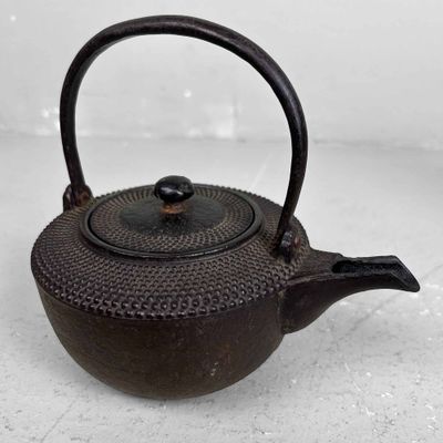 Antique Nanbu Tetsubin (南部鉄瓶), Cast Iron Teapot, Meiji Period.