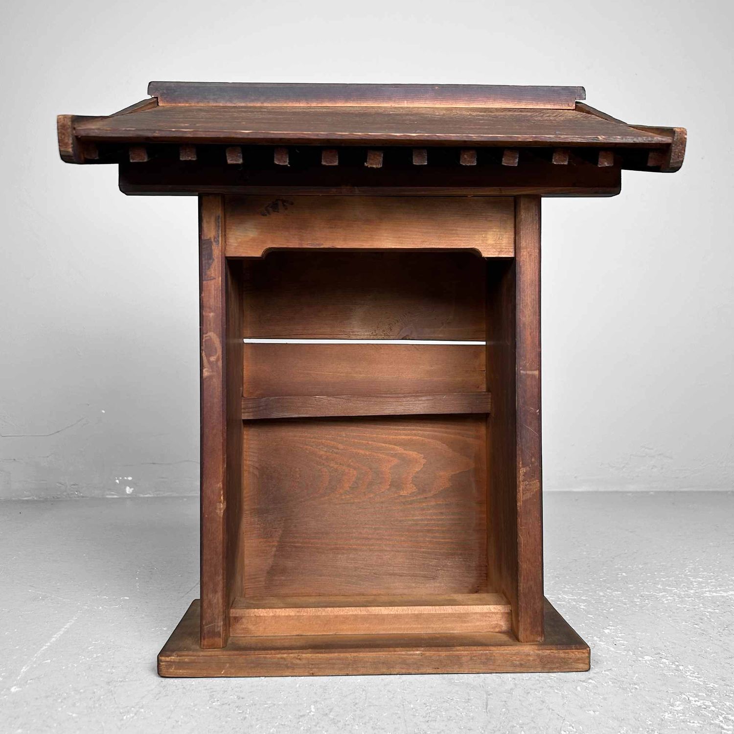  Kamidana (神棚), Shinto Huisaltaar, Taishō-periode, Japan. Kamidana (神棚), Shinto Huisaltaar, Taishō-periode, Japan.