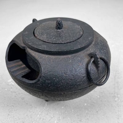 Japanse Gietijzeren 'Chagama​ Furo' Asbak, Nambu Tekki, Shōwa-periode.