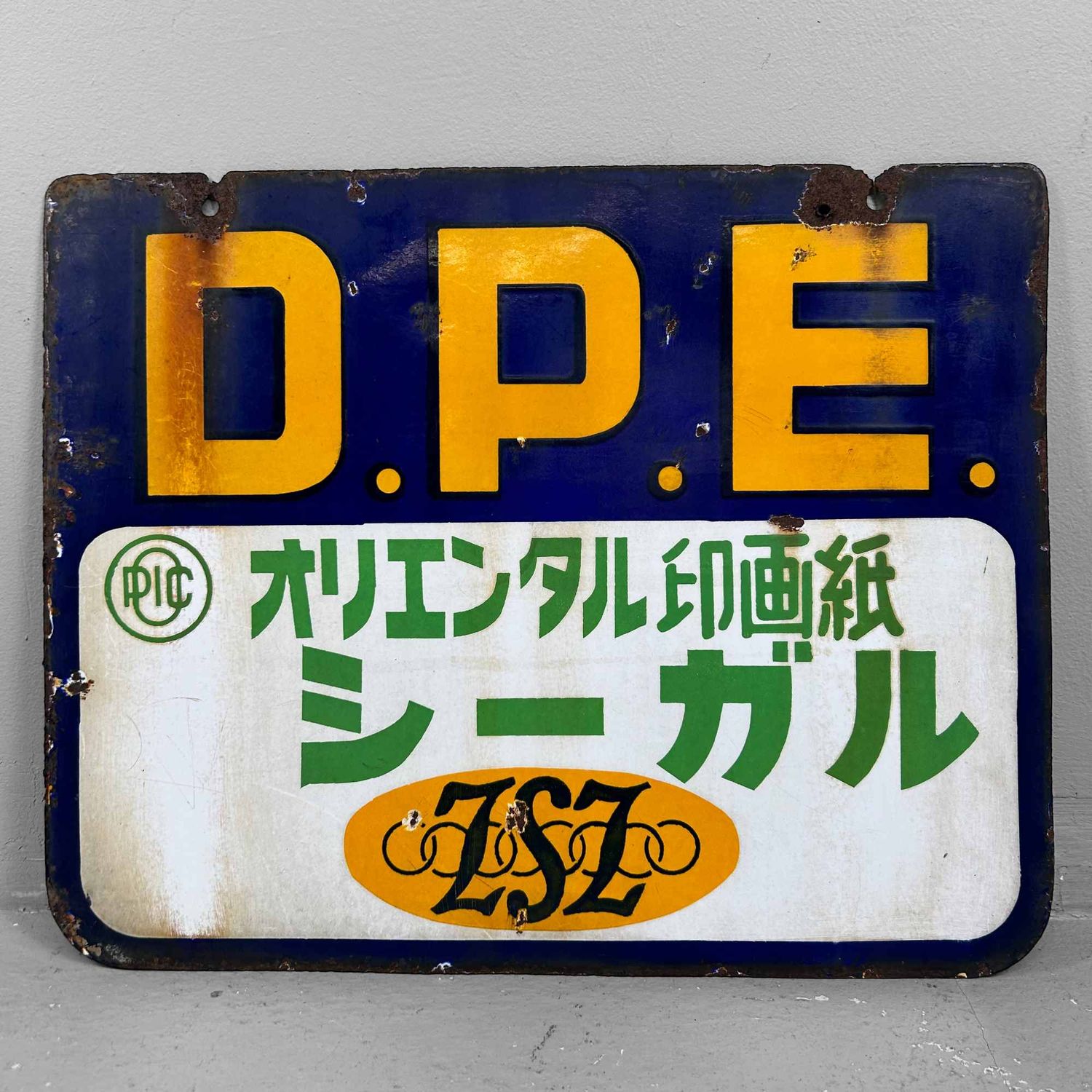 Emaille Reclamebord Muurdecoratie, D.P.E. Oriental Color Print , Shōwa Periode, Japan.