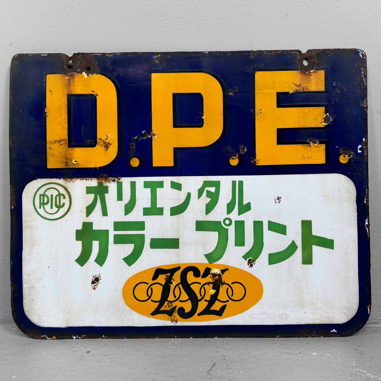 Emaille Reclamebord Muurdecoratie, D.P.E. Oriental Color Print , Shōwa Periode, Japan.