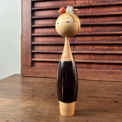 Sierlijke Vintage Sosaku Kokeshi, 勝浦, Japan.