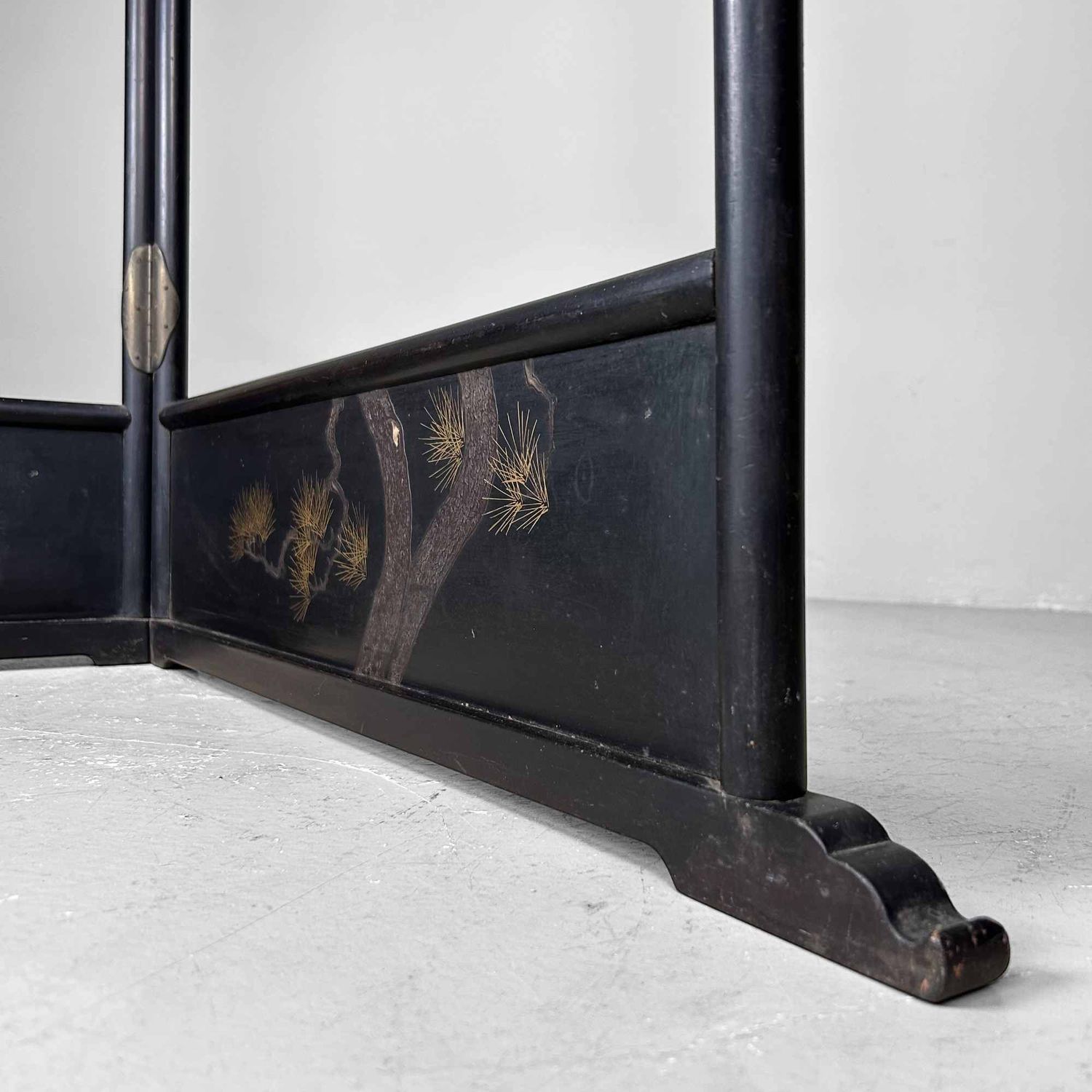 Antique Japanese Wooden Kimono Stand (Ikō), 'Pine Tree', Meiji Period.