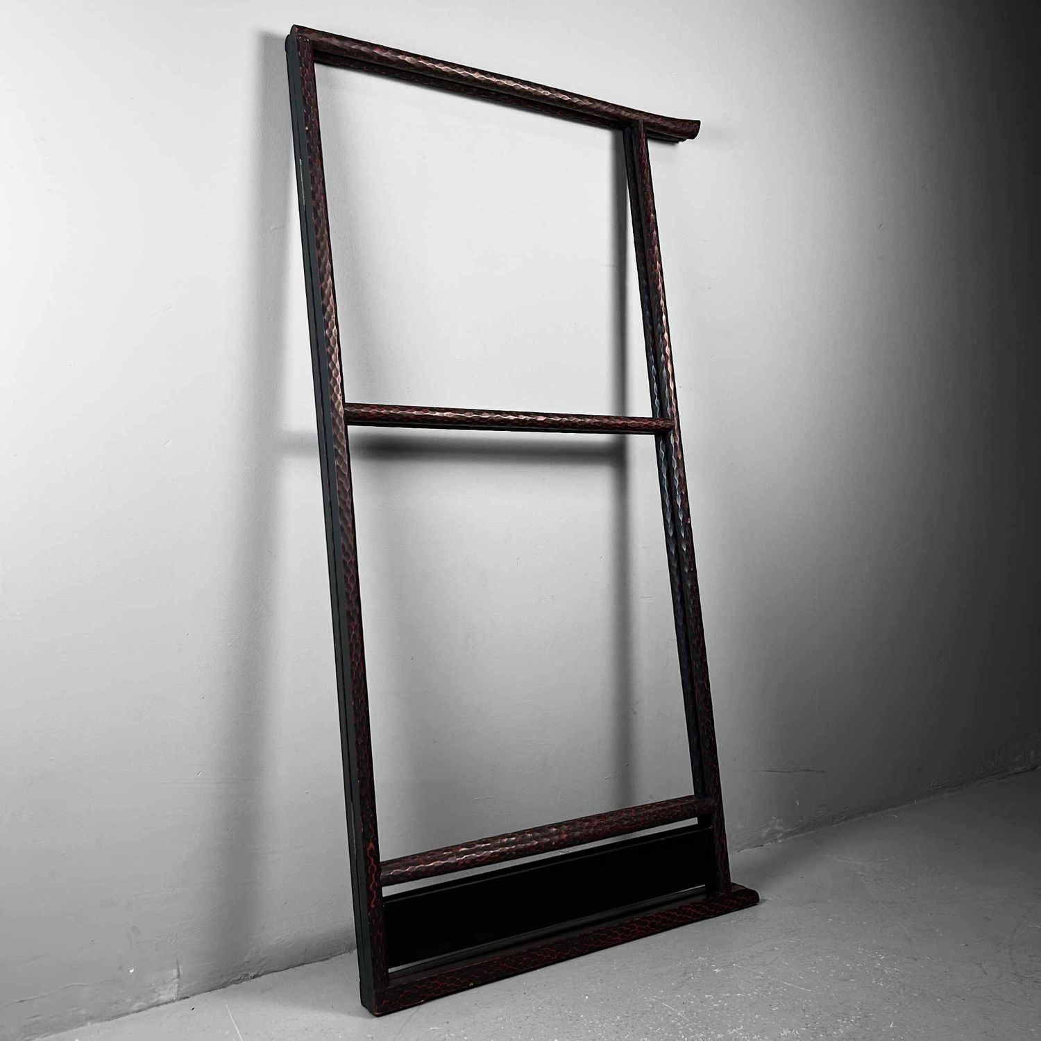 Japanese Wooden 'Kamakura Bori' Kimono Hanger Stand (Ikō), Shōwa Period.