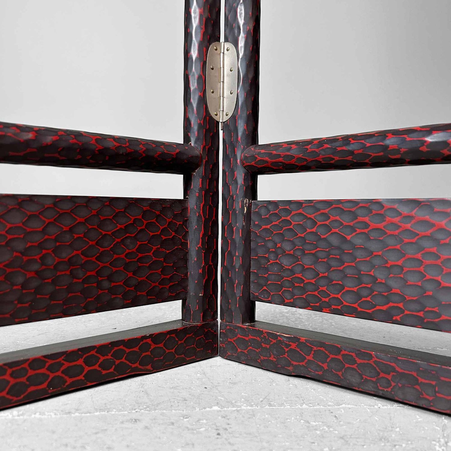 Japanese Wooden 'Kamakura Bori' Kimono Hanger Stand (Ikō), Shōwa Period.