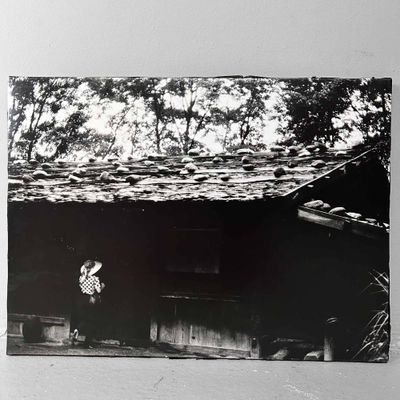 Muurdedcoratie, 'Hida Village', Jaren '80 - Zwart-Wit Foto, Japan.