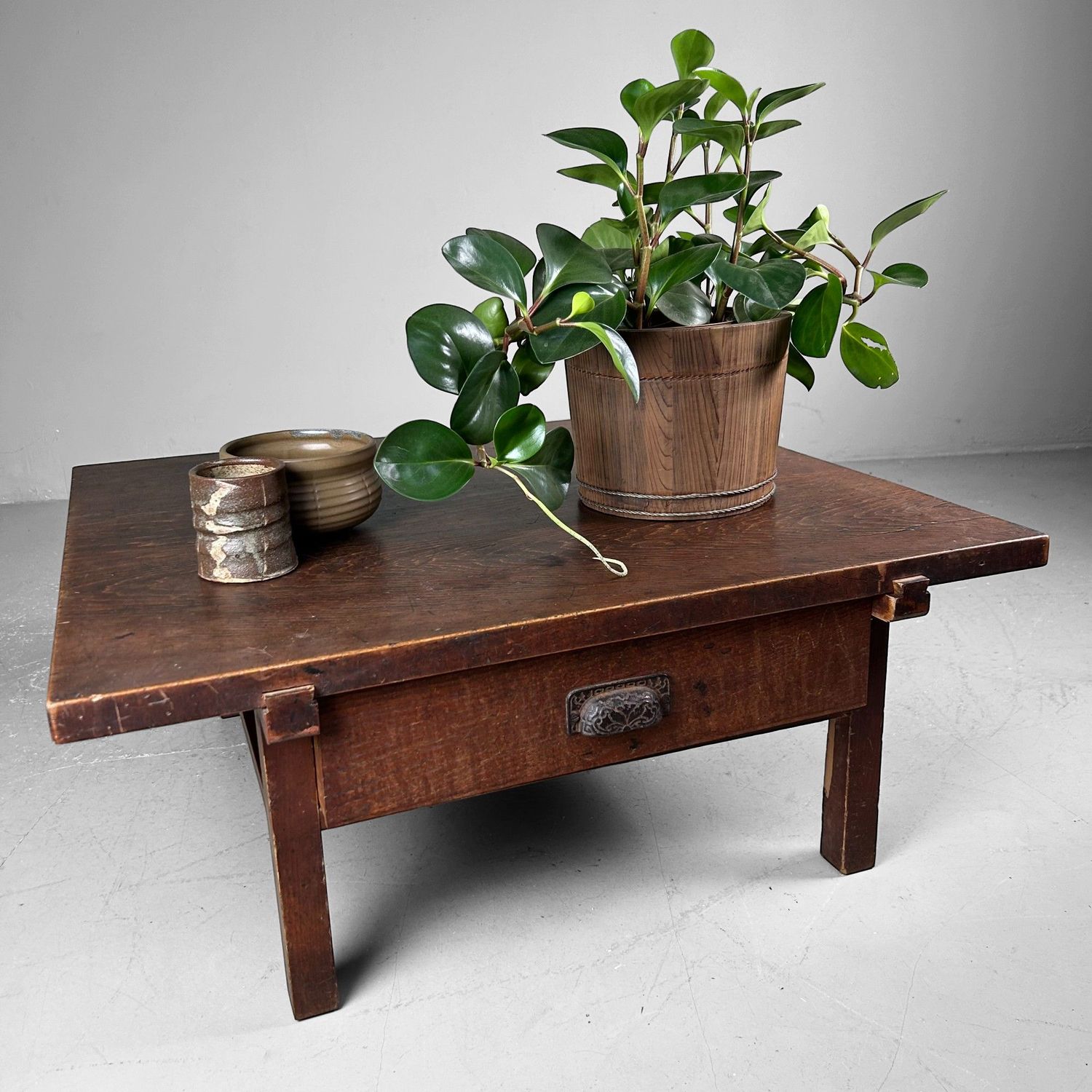 Minimalistische Lage Tafel, Taishō Periode, Japan.