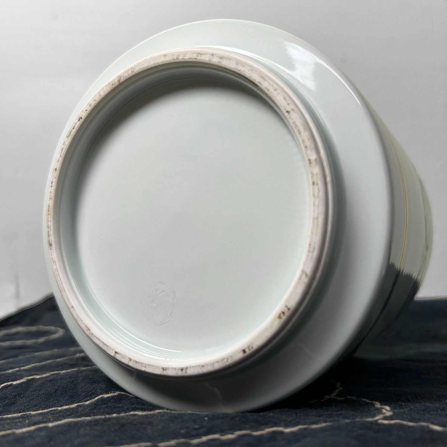 Porseleinen Mizusashi, Japanse Dekselpot Theeceremonie, Shōwa Periode. Porseleinen Mizusashi, Japanse Dekselpot Theeceremonie, Shōwa Periode.