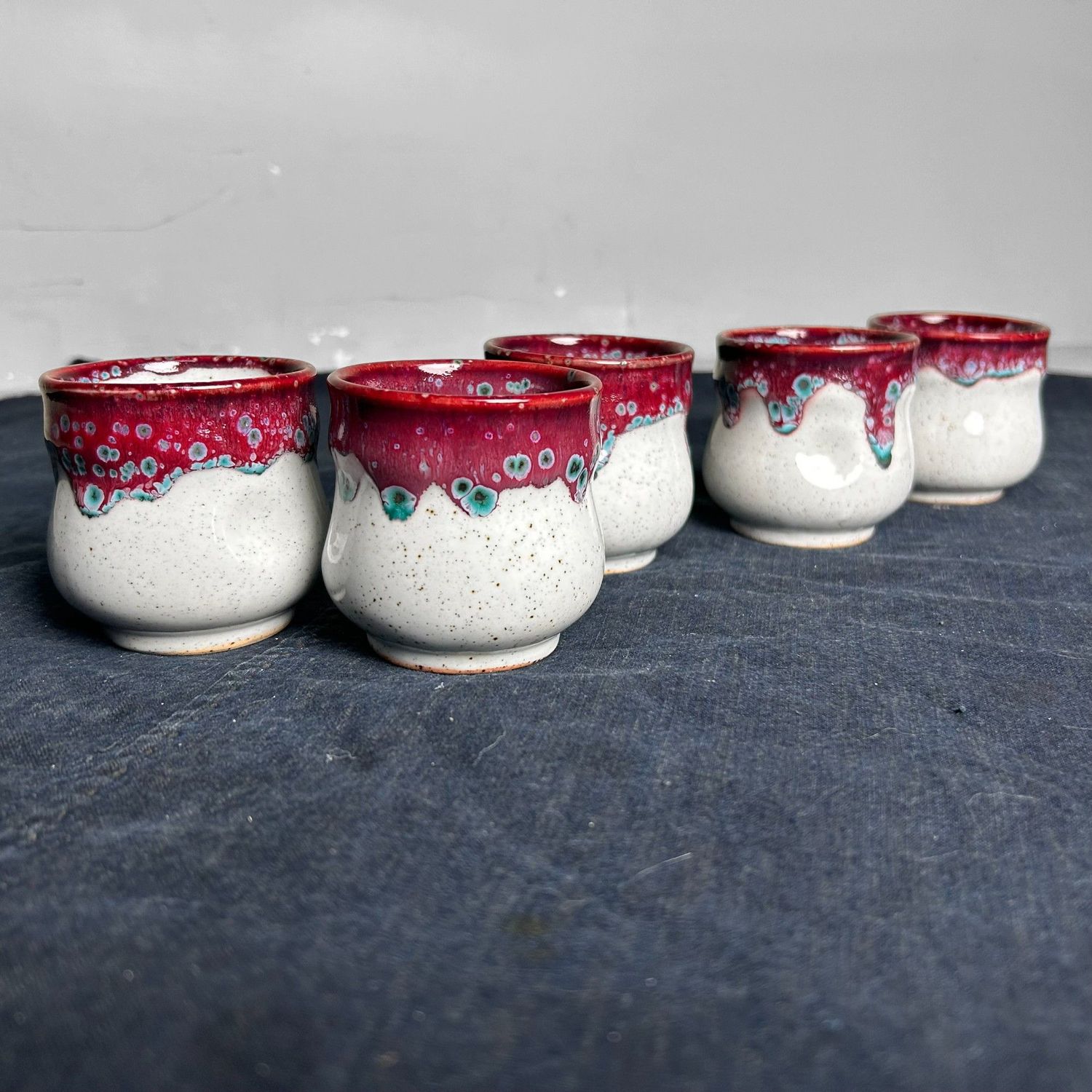 Set Japanse Theekoppen, Yunomi, Shodai-yaki, Shōwa Periode. Set Japanse Theekoppen, Yunomi, Shodai-yaki, Shōwa Periode.