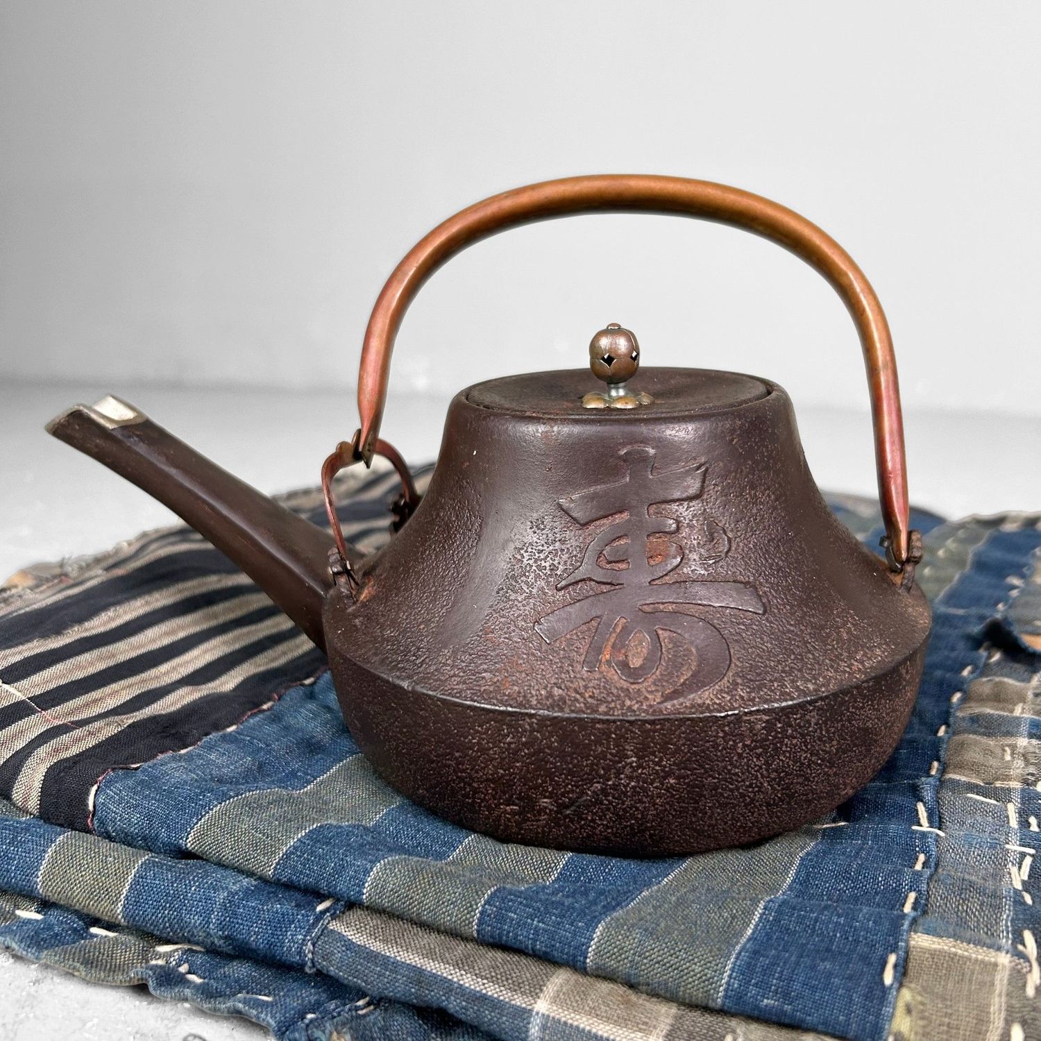 Antique Tetsubin, Cast Iron Teapot, Meiji Period.
