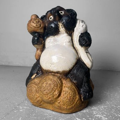 Decoratief Tanuki 'Daikokuten' Beeld, Shōwa-Periode, Japan.