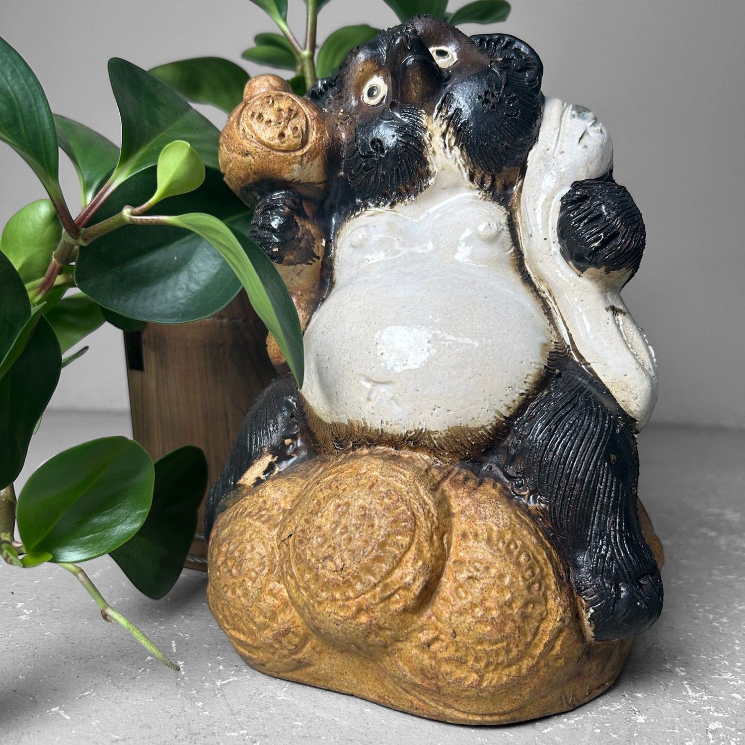 Decoratief Tanuki 'Daikokuten' Beeld, Shōwa-Periode, Japan.