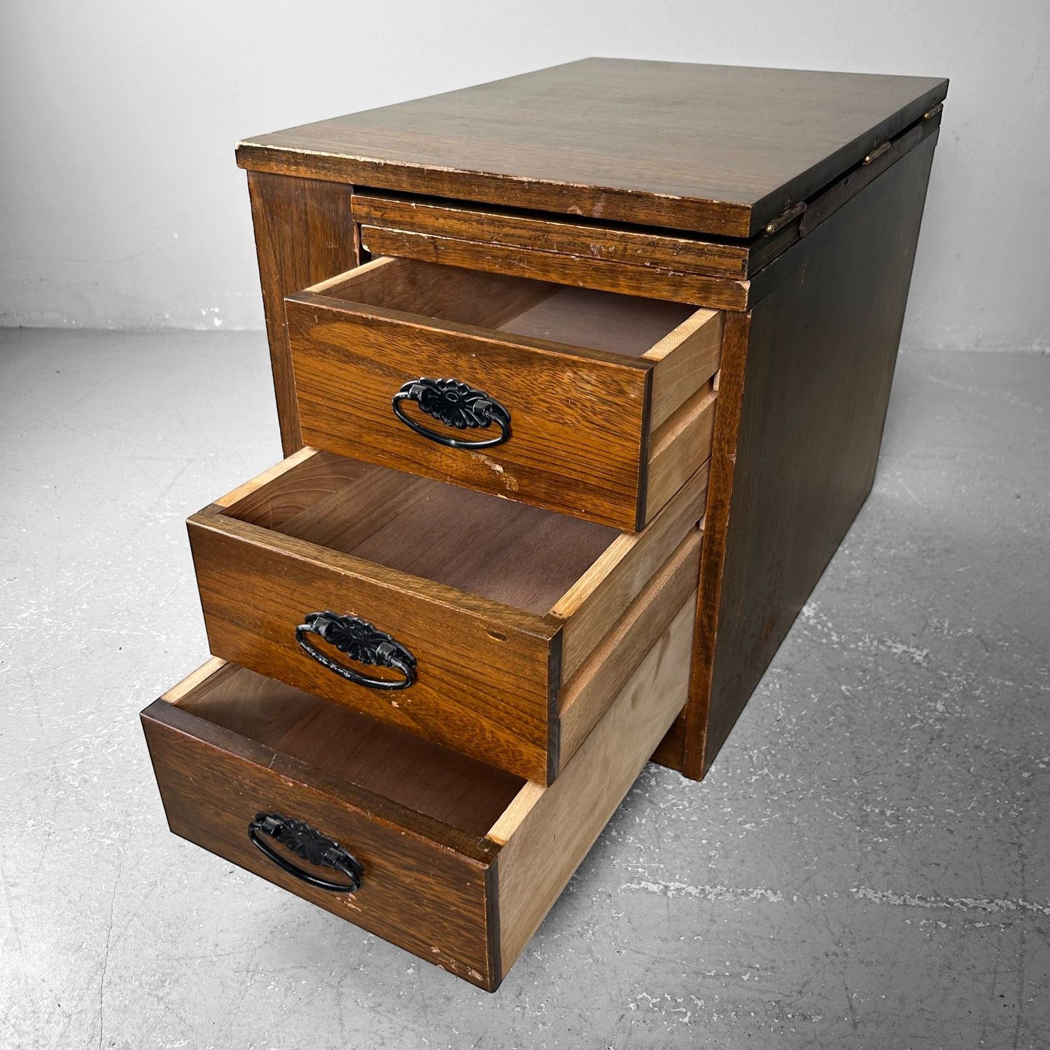 Opvouwbaar Japanse Mid-Century Bureau, jaren '60-'70. Opvouwbaar Japanse Mid-Century Bureau, jaren '60-'70.