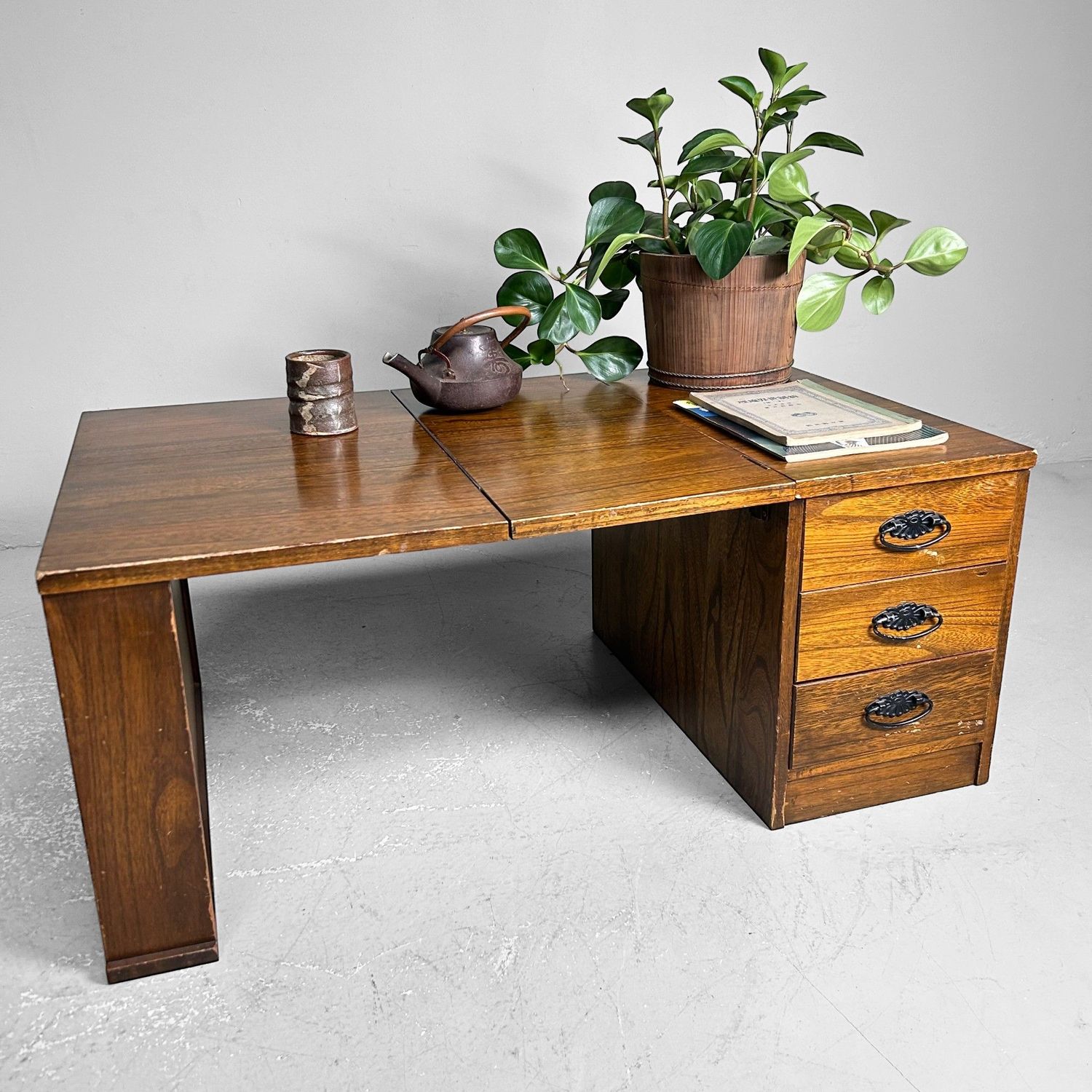 Opvouwbaar Japanse Mid-Century Bureau, jaren '60-'70. Opvouwbaar Japanse Mid-Century Bureau, jaren '60-'70.