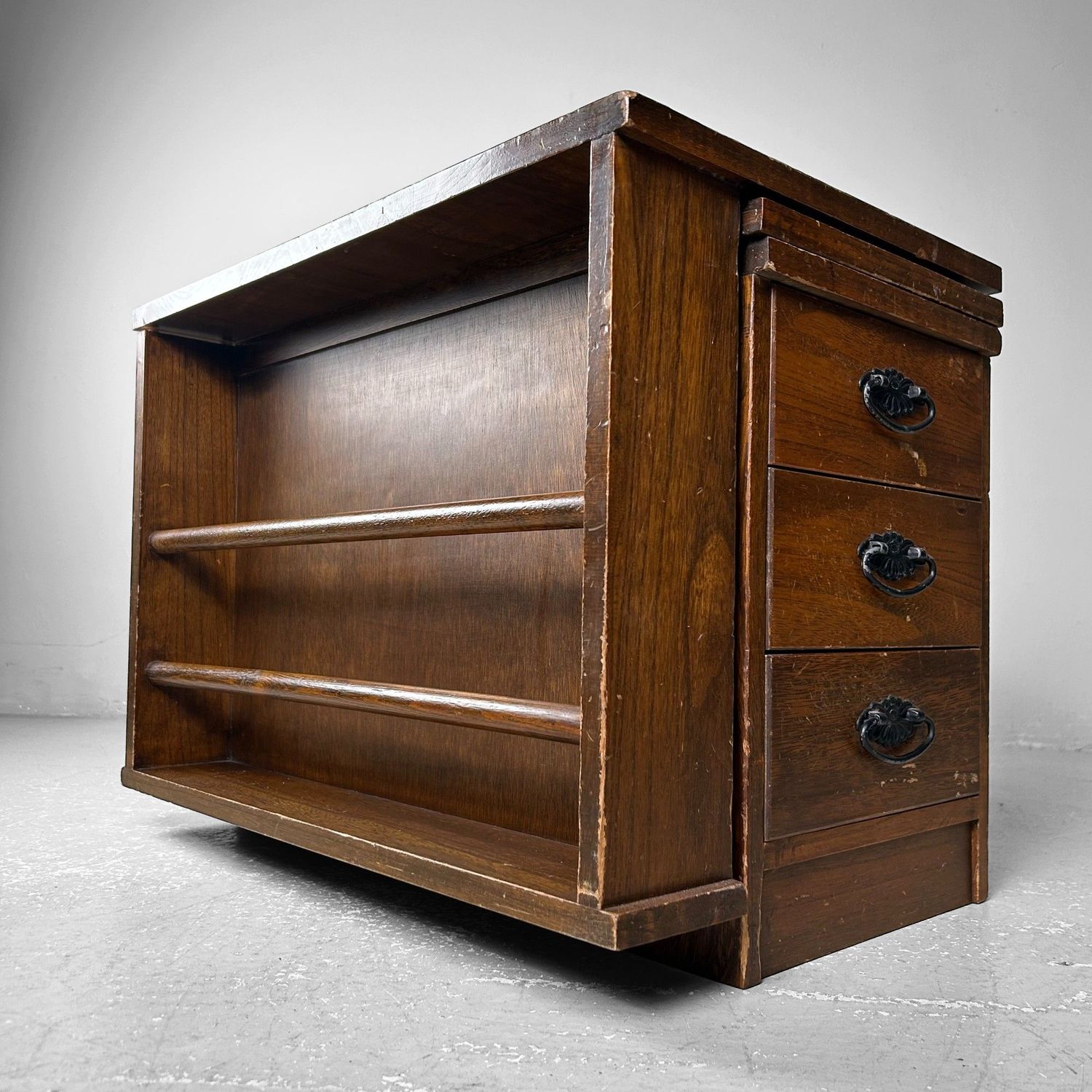 Opvouwbaar Japanse Mid-Century Bureau, jaren '60-'70. Opvouwbaar Japanse Mid-Century Bureau, jaren '60-'70.