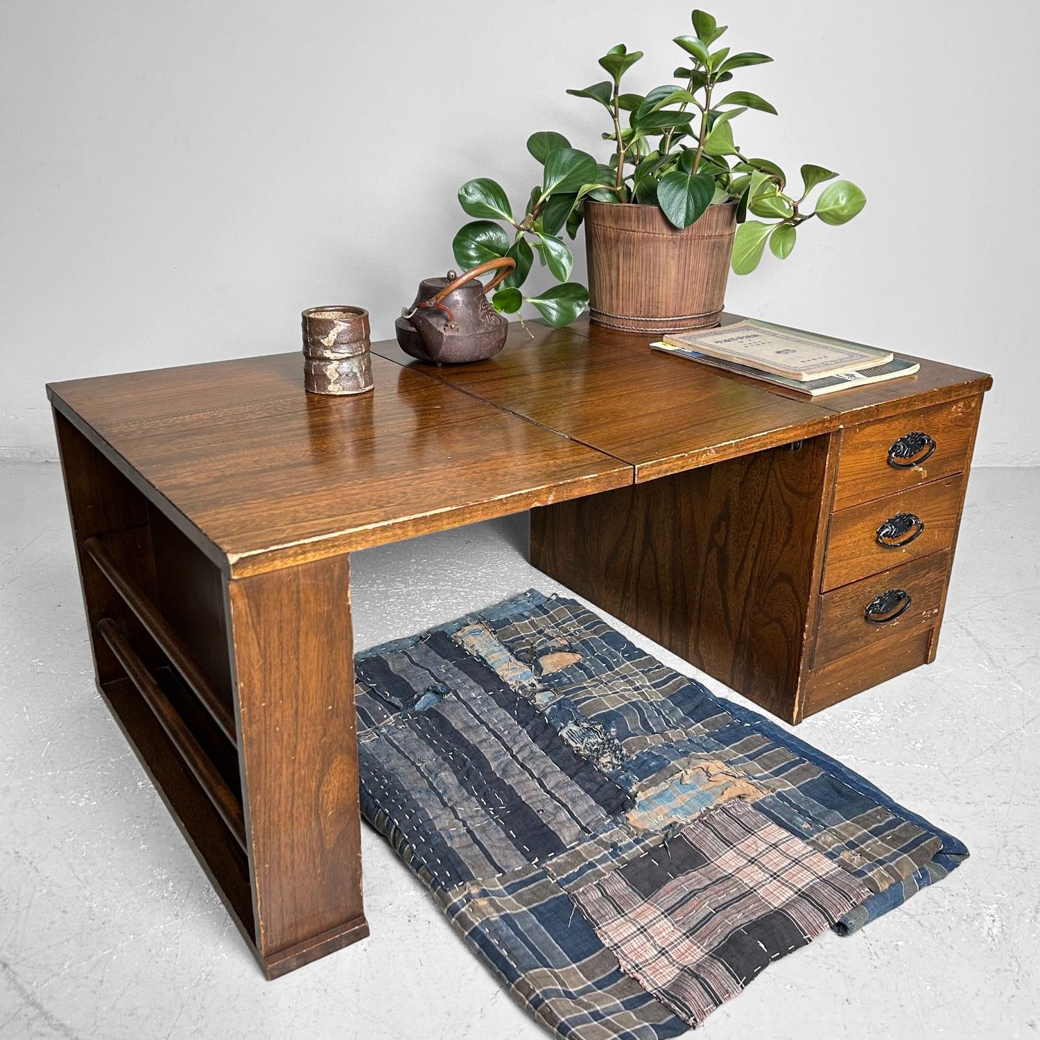 Opvouwbaar Japanse Mid-Century Bureau, jaren '60-'70. Opvouwbaar Japanse Mid-Century Bureau, jaren '60-'70.