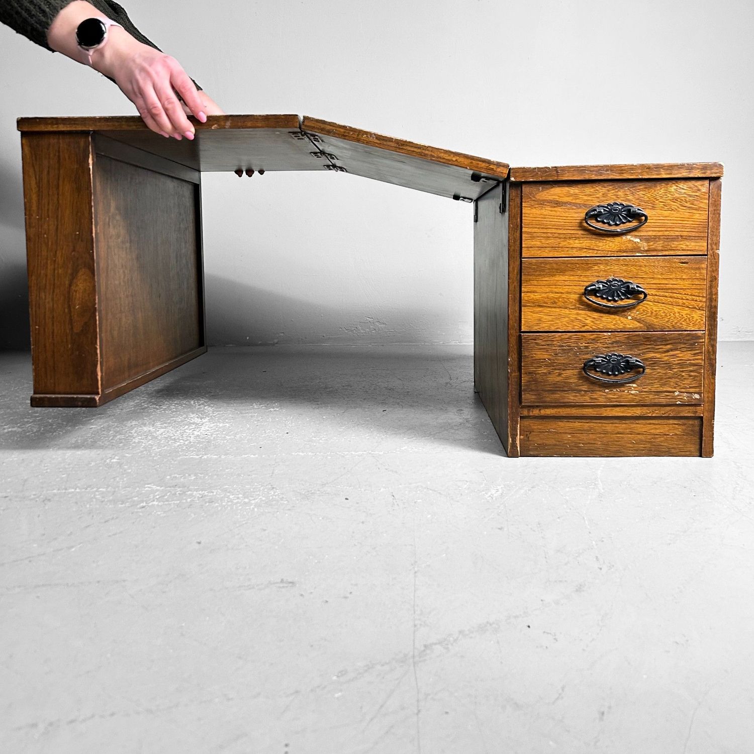 Opvouwbaar Japanse Mid-Century Bureau, jaren '60-'70. Opvouwbaar Japanse Mid-Century Bureau, jaren '60-'70.