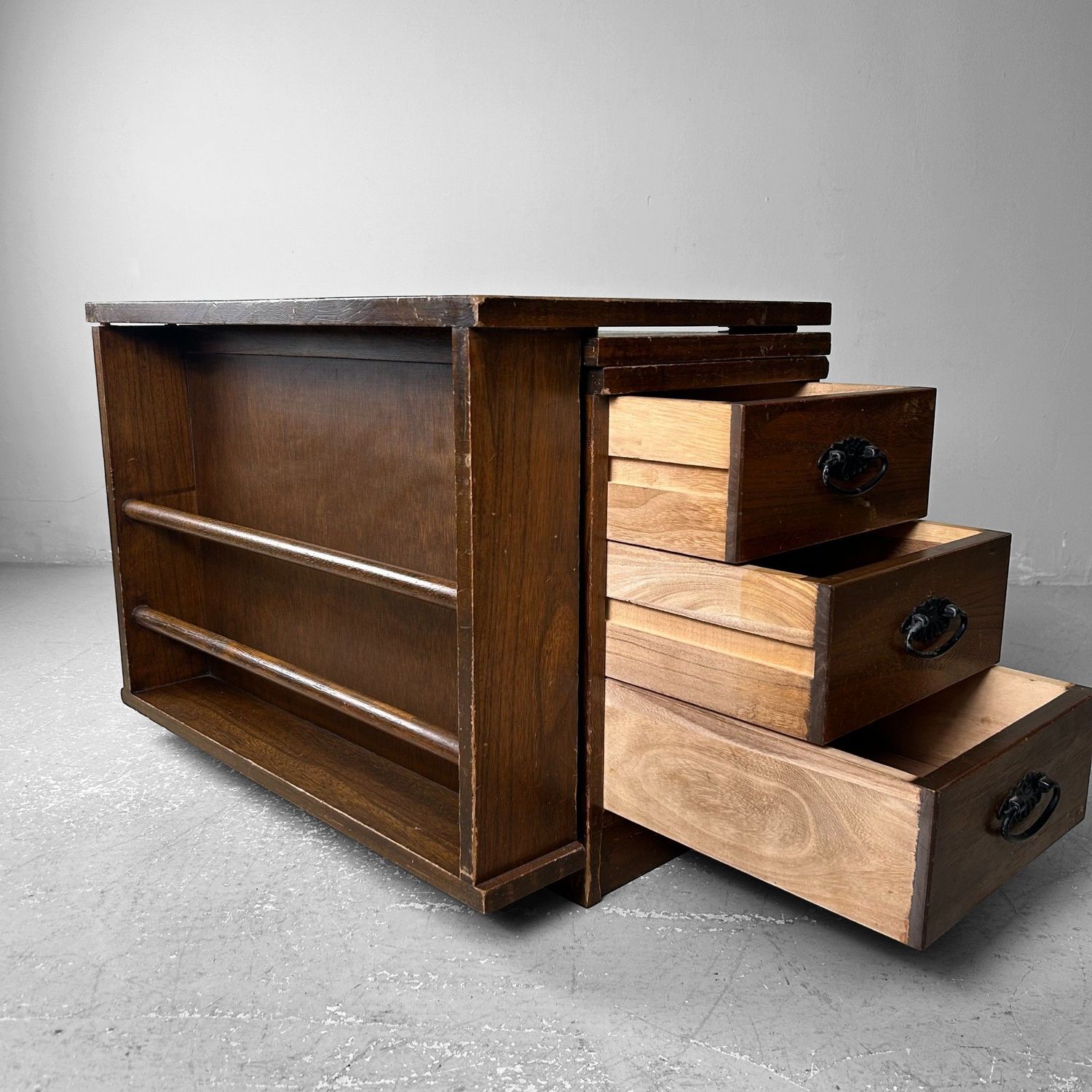 Opvouwbaar Japanse Mid-Century Bureau, jaren '60-'70. Opvouwbaar Japanse Mid-Century Bureau, jaren '60-'70.