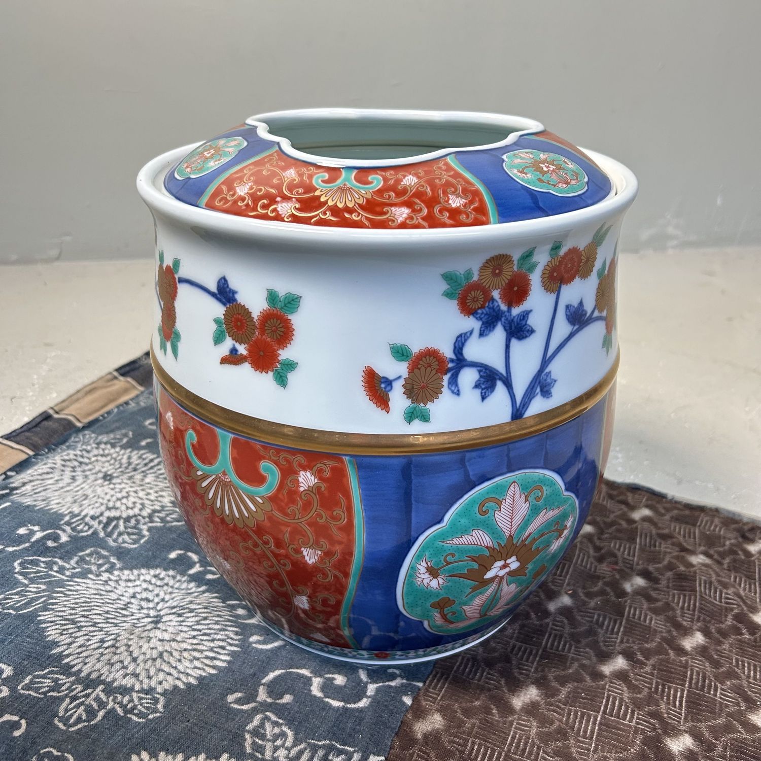 Porcelain Ikebana Flower Arrangement Holder, Kisen Gama, Shōwa Period.