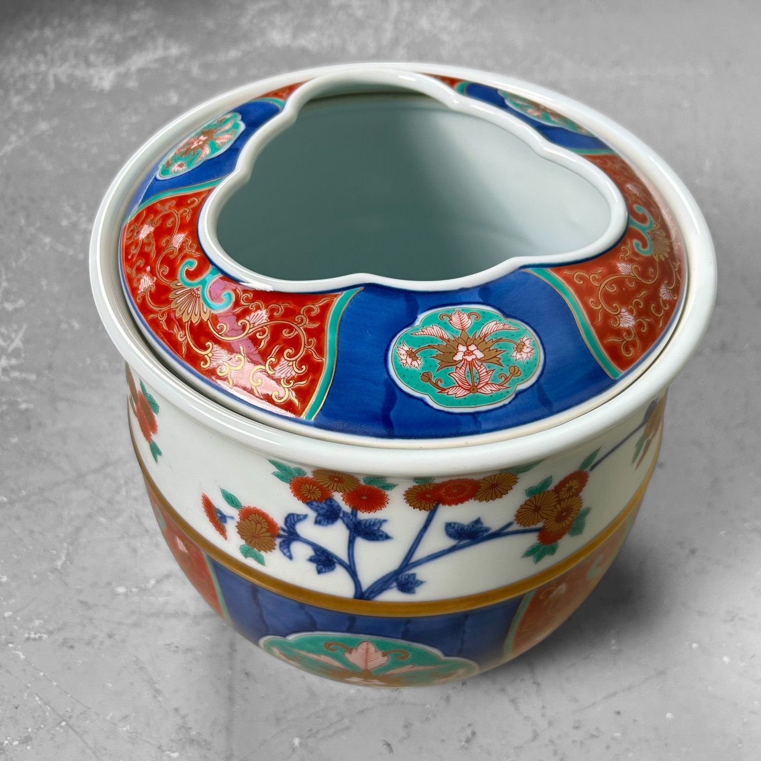 Porcelain Ikebana Flower Arrangement Holder, Kisen Gama, Shōwa Period.