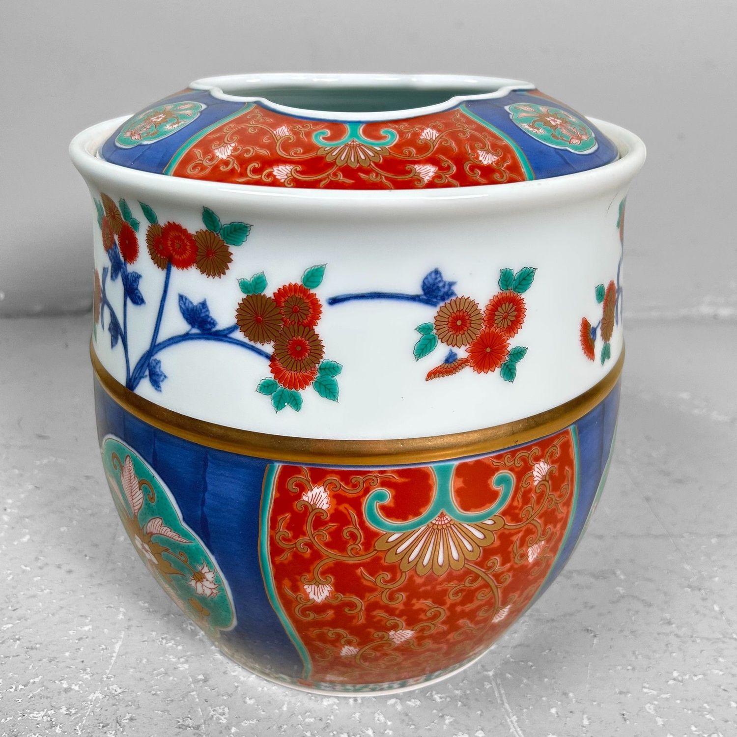 Porcelain Ikebana Flower Arrangement Holder, Kisen Gama, Shōwa Period.