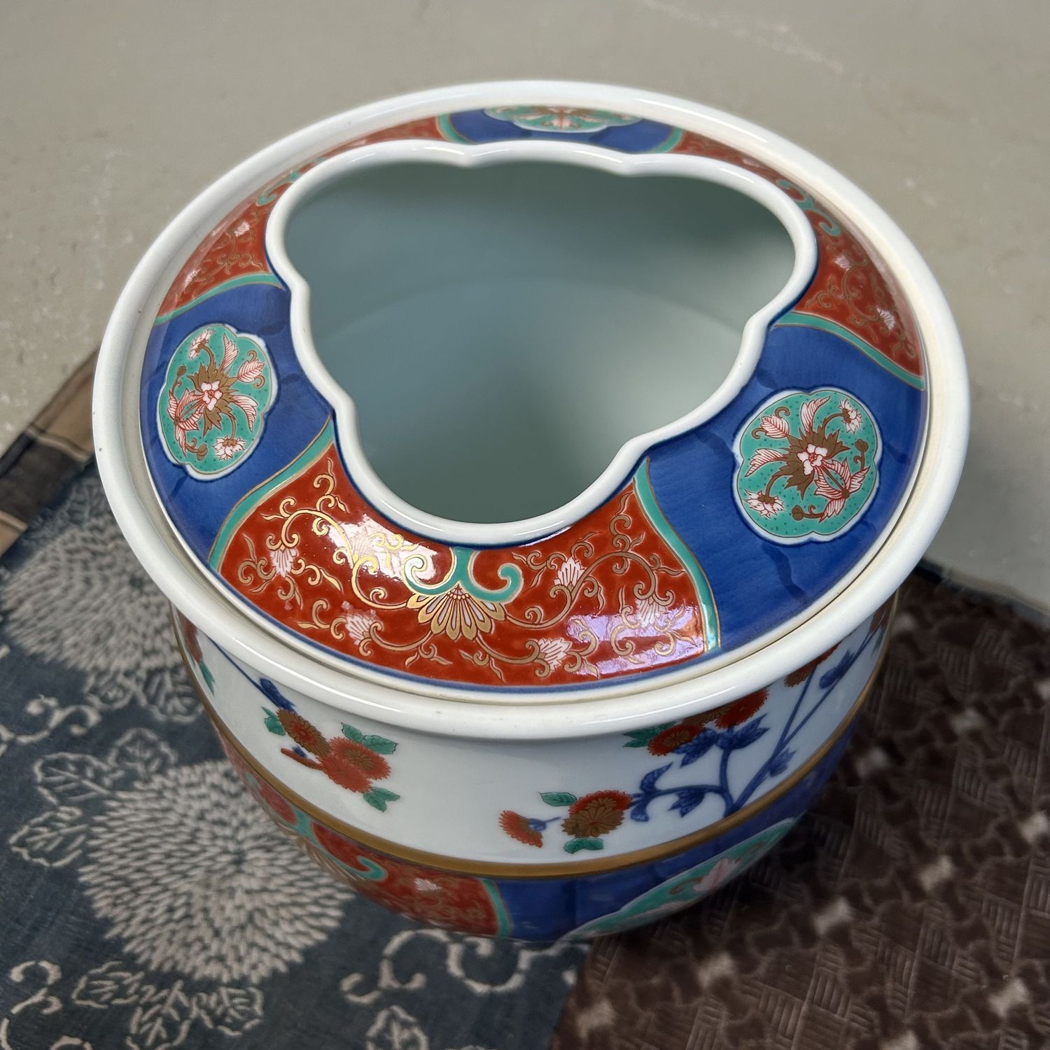 Porcelain Ikebana Flower Arrangement Holder, Kisen Gama, Shōwa Period.