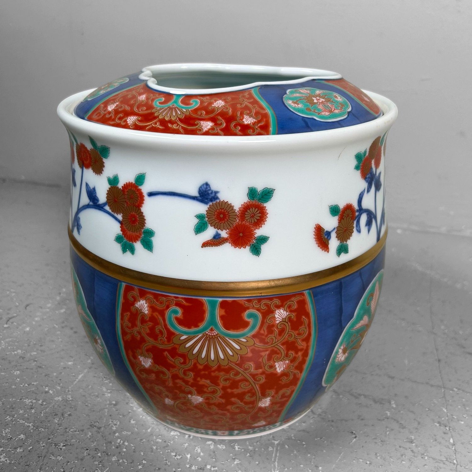 Porcelain Ikebana Flower Arrangement Holder, Kisen Gama, Shōwa Period.