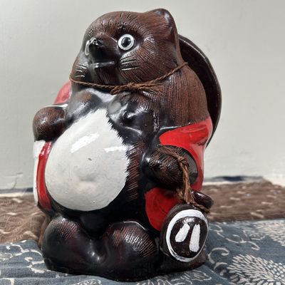 Decoratief Tanuki Beeld, Shigaraki, Shōwa-Periode, Japan.