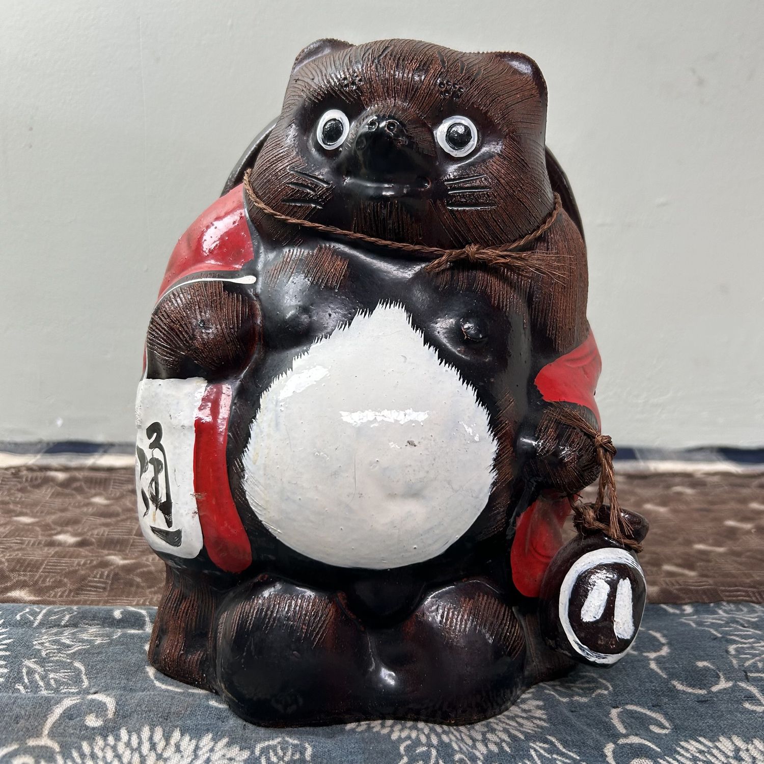 Decoratief Tanuki Beeld, Shigaraki, Shōwa-Periode, Japan.