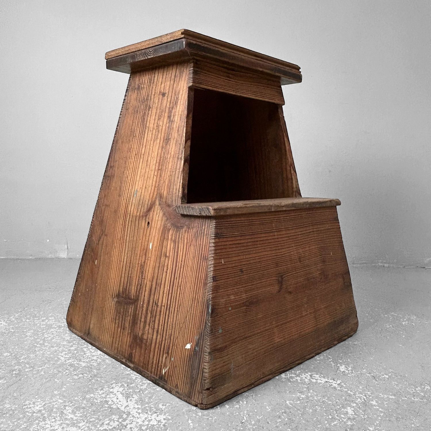 Minimalistische Fumidai, Houten Opstap, Taishō-periode, Japan.