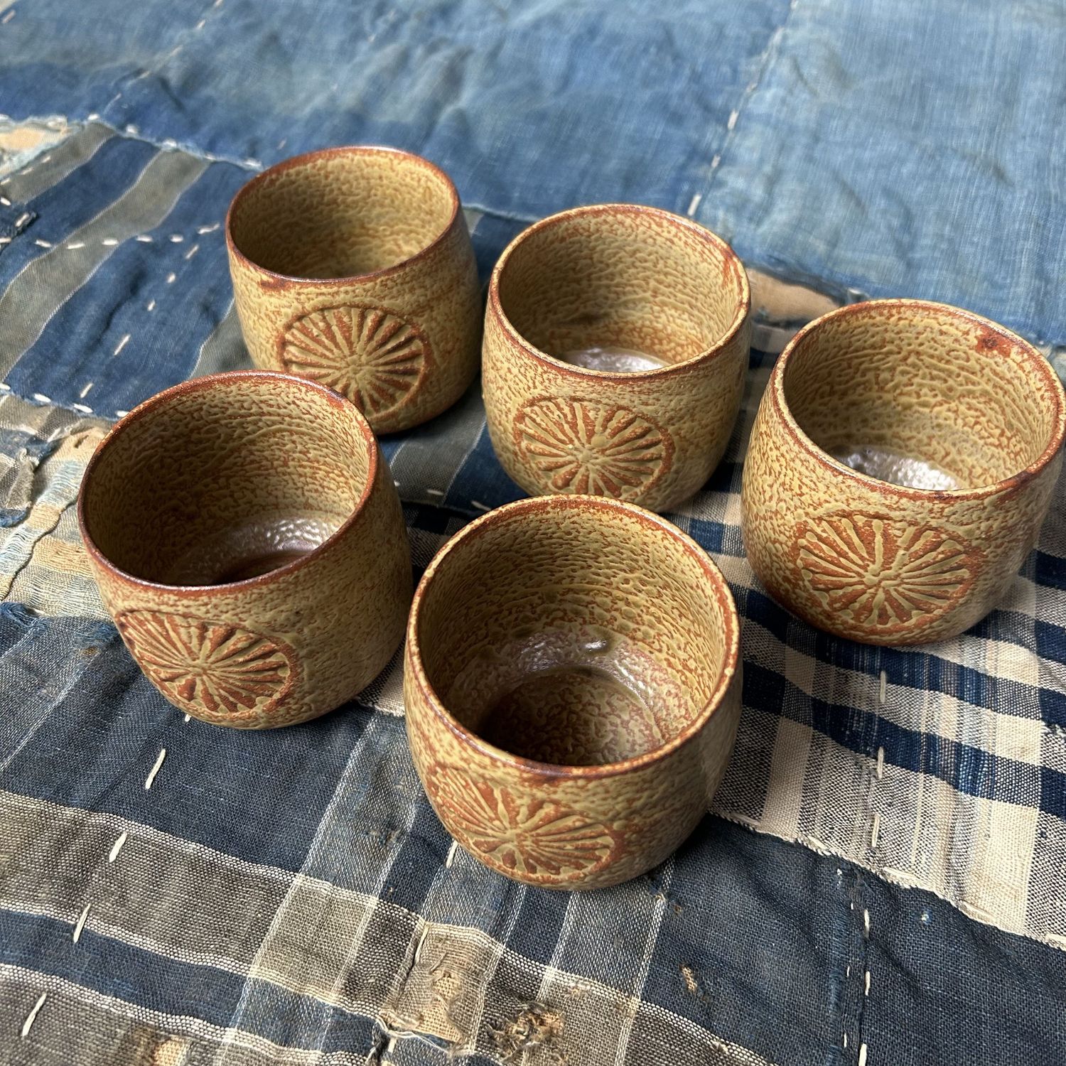 Set Japanse Aardewerken Vintage Theekopjes met Chrysant Motief.