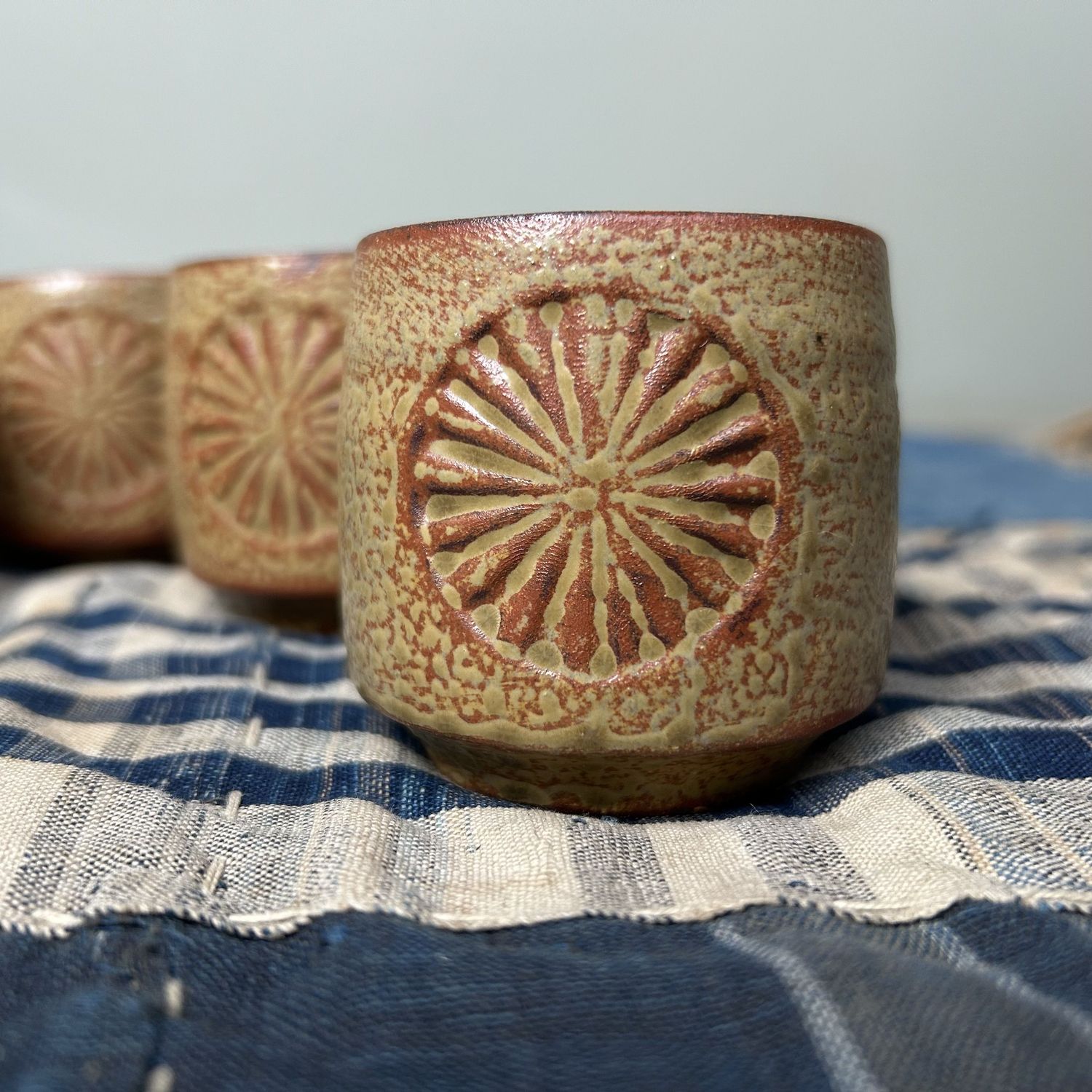 Set Japanse Aardewerken Vintage Theekopjes met Chrysant Motief.