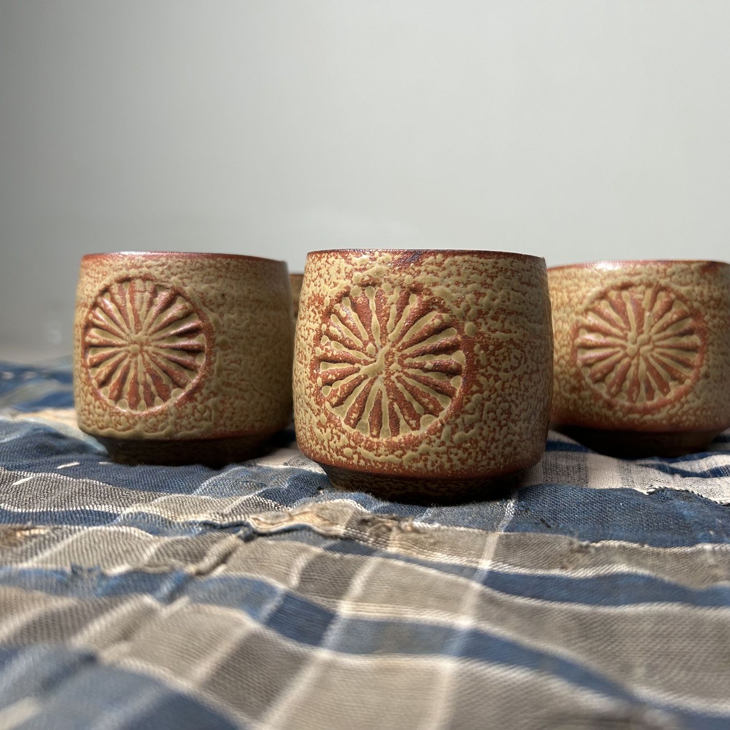 Set Japanse Aardewerken Vintage Theekopjes met Chrysant Motief.