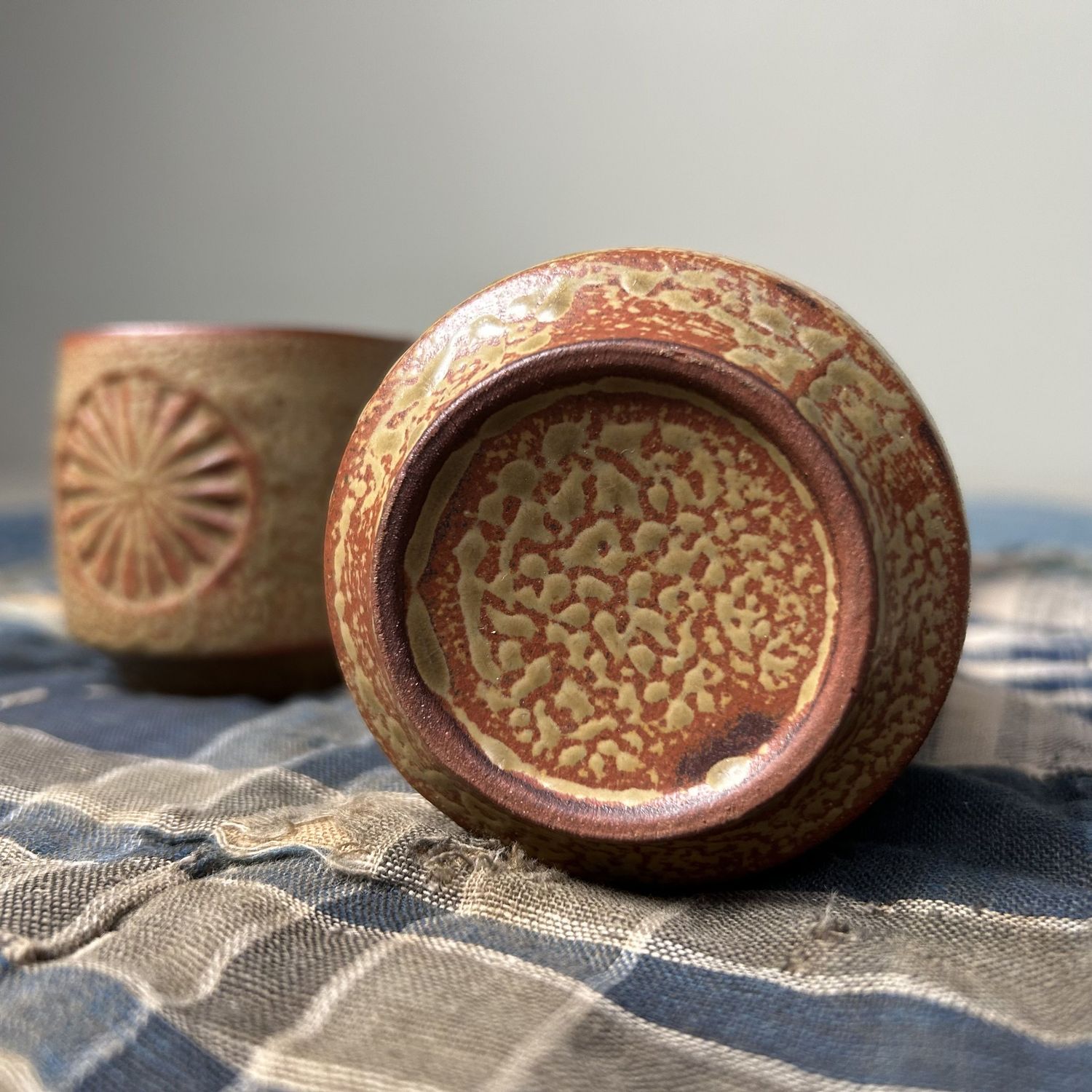 Set Japanse Aardewerken Vintage Theekopjes met Chrysant Motief.