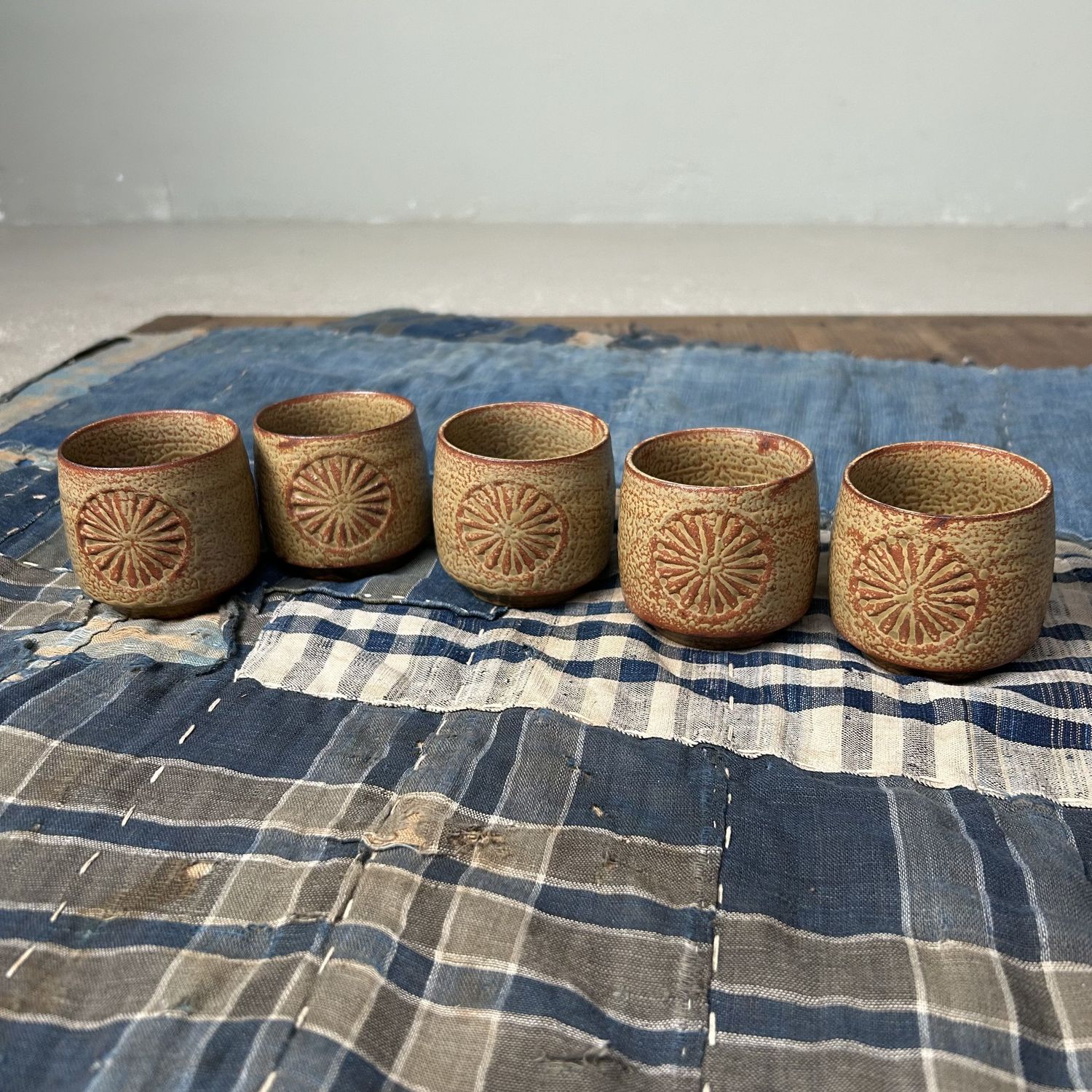 Set Japanse Aardewerken Vintage Theekopjes met Chrysant Motief.