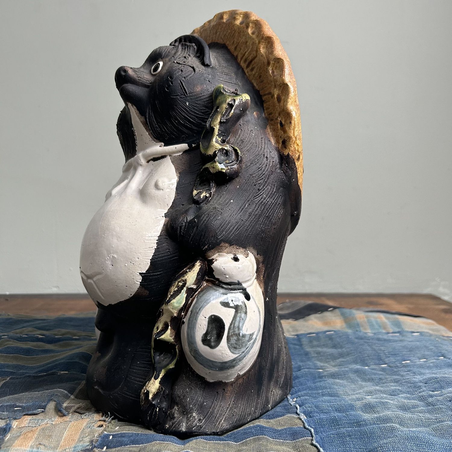 Decoratief Tanuki 狸 Tuinbeeld, Shigaraki Aardewerk, jaren '70, Japan.