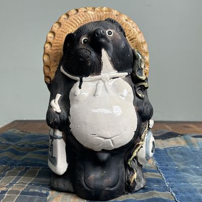Decoratief Tanuki 狸 Tuinbeeld, Shigaraki Aardewerk, jaren '70, Japan.