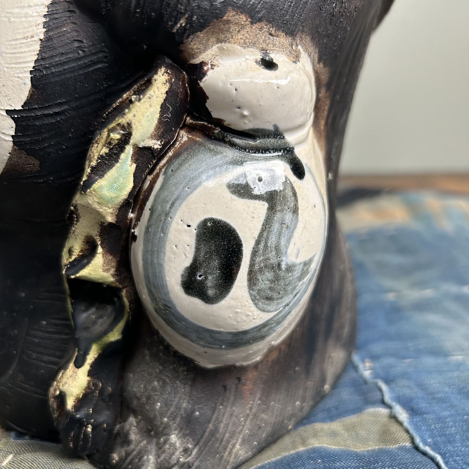 Decoratief Tanuki 狸 Tuinbeeld, Shigaraki Aardewerk, jaren '70, Japan.