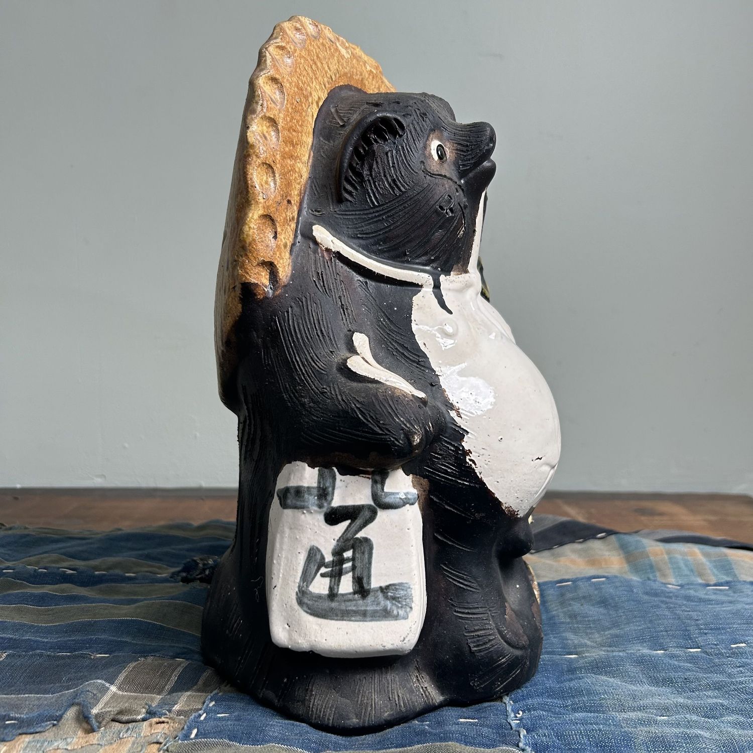 Decoratief Tanuki 狸 Tuinbeeld, Shigaraki Aardewerk, jaren '70, Japan.