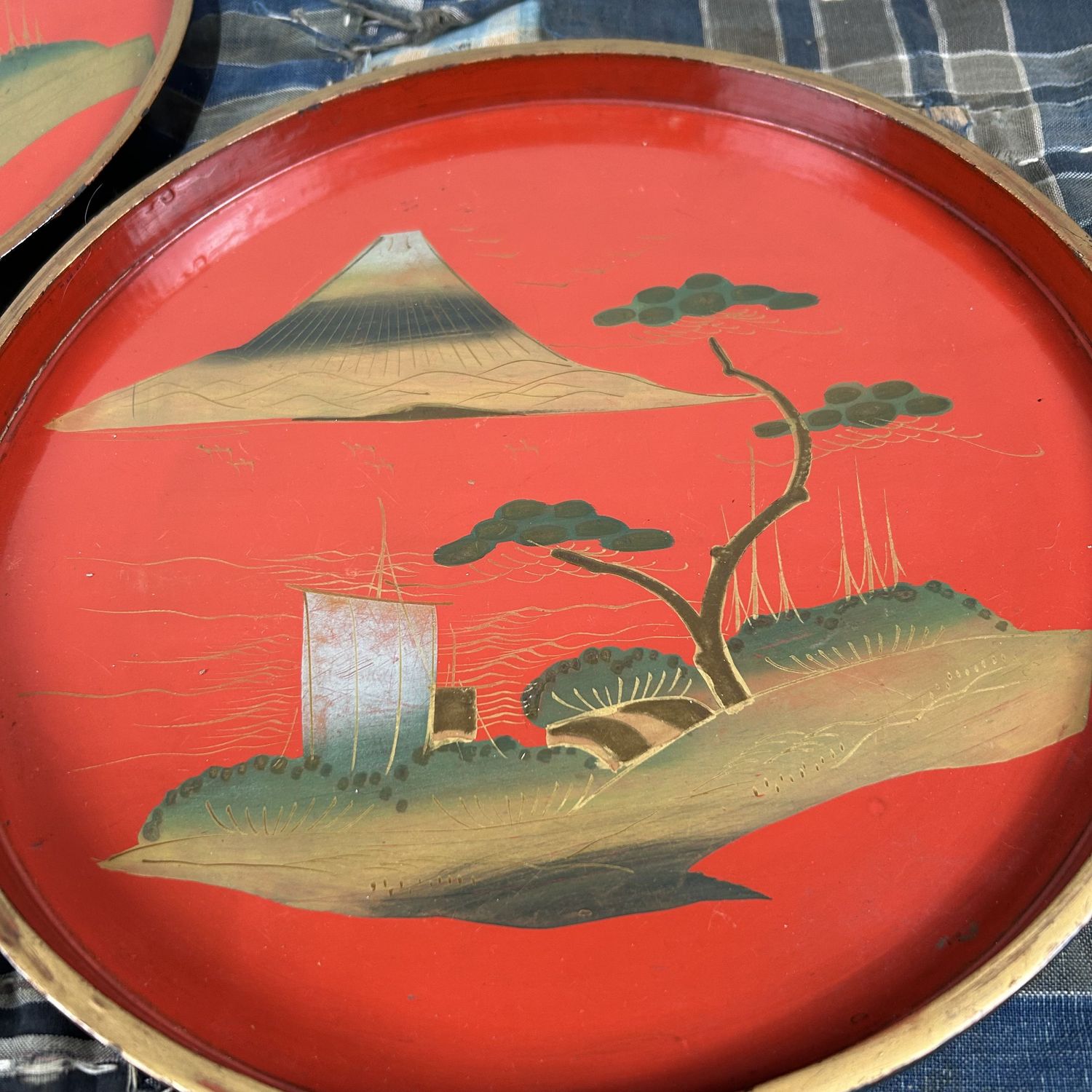 Set Ronde Houten Urushi Lakwerk Dienbladen, Meiji Periode. Set Ronde Houten Urushi Lakwerk Dienbladen, Meiji Periode.