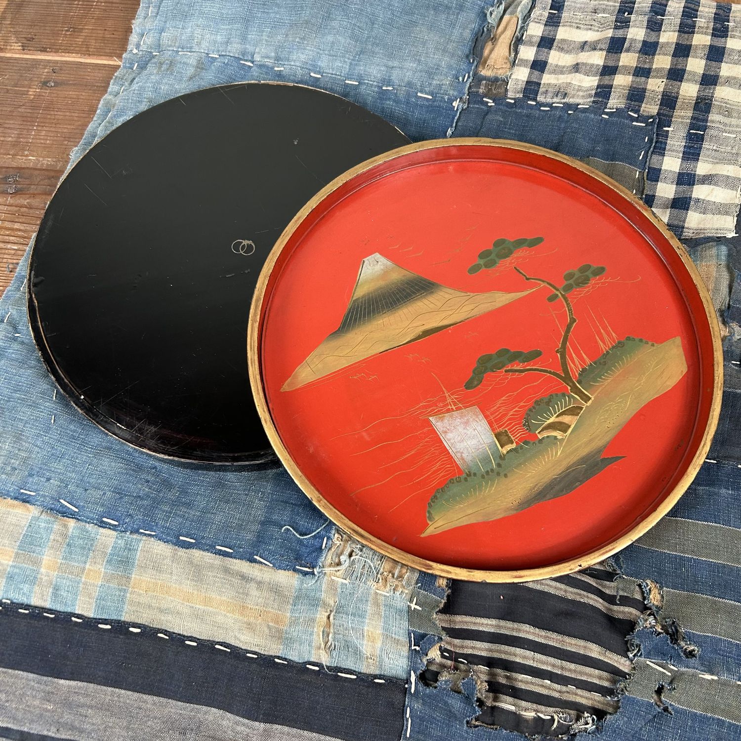 Set Ronde Houten Urushi Lakwerk Dienbladen, Meiji Periode. Set Ronde Houten Urushi Lakwerk Dienbladen, Meiji Periode.