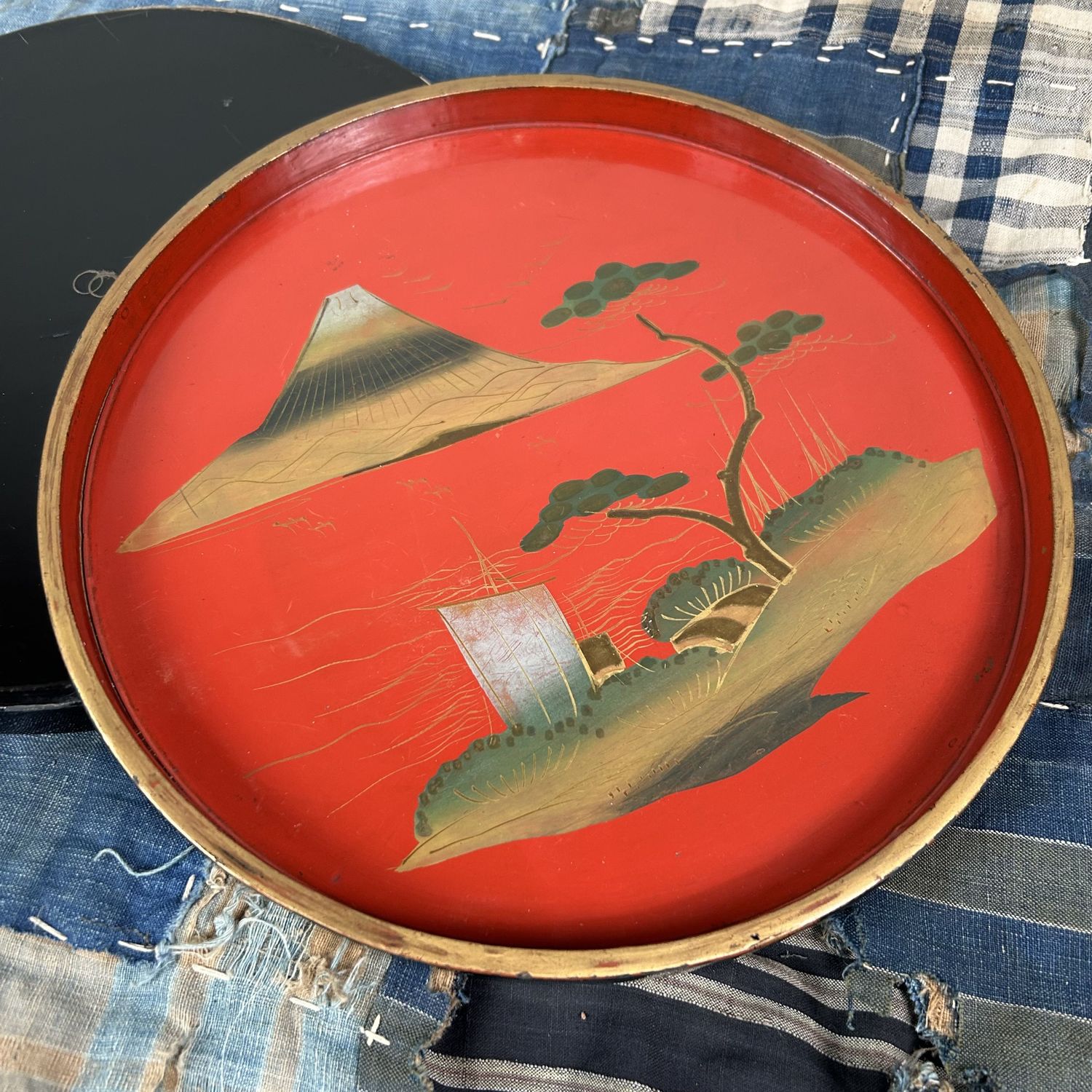 Set Ronde Houten Urushi Lakwerk Dienbladen, Meiji Periode. Set Ronde Houten Urushi Lakwerk Dienbladen, Meiji Periode.